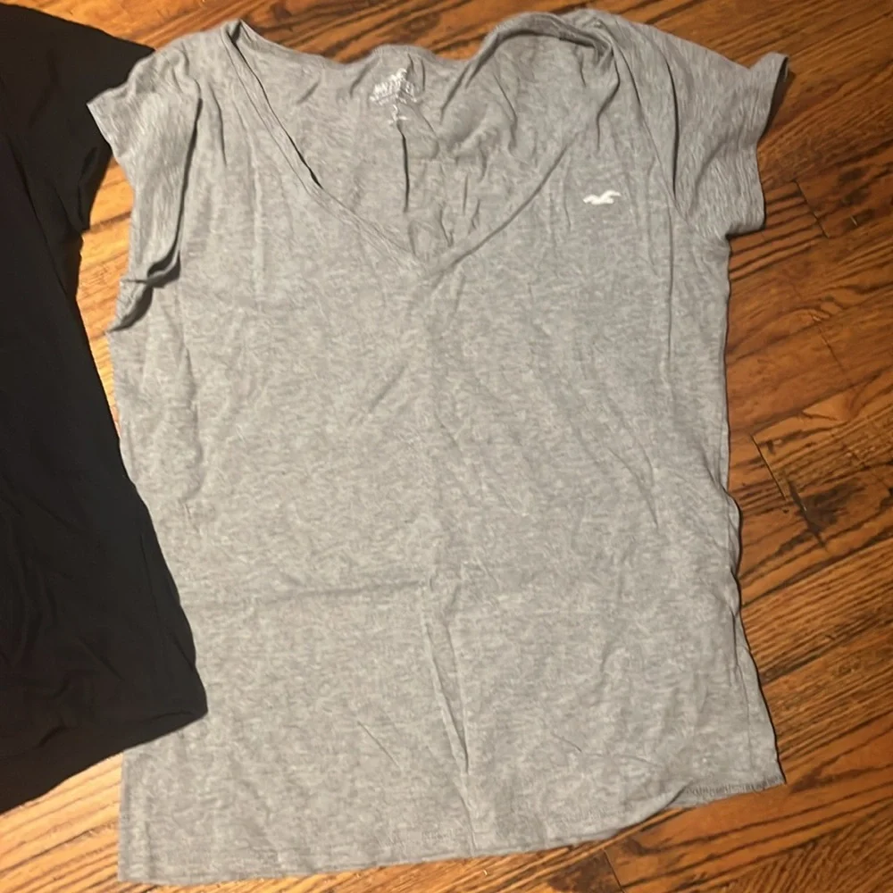 Vneck basic tee - Picture 2 of 3